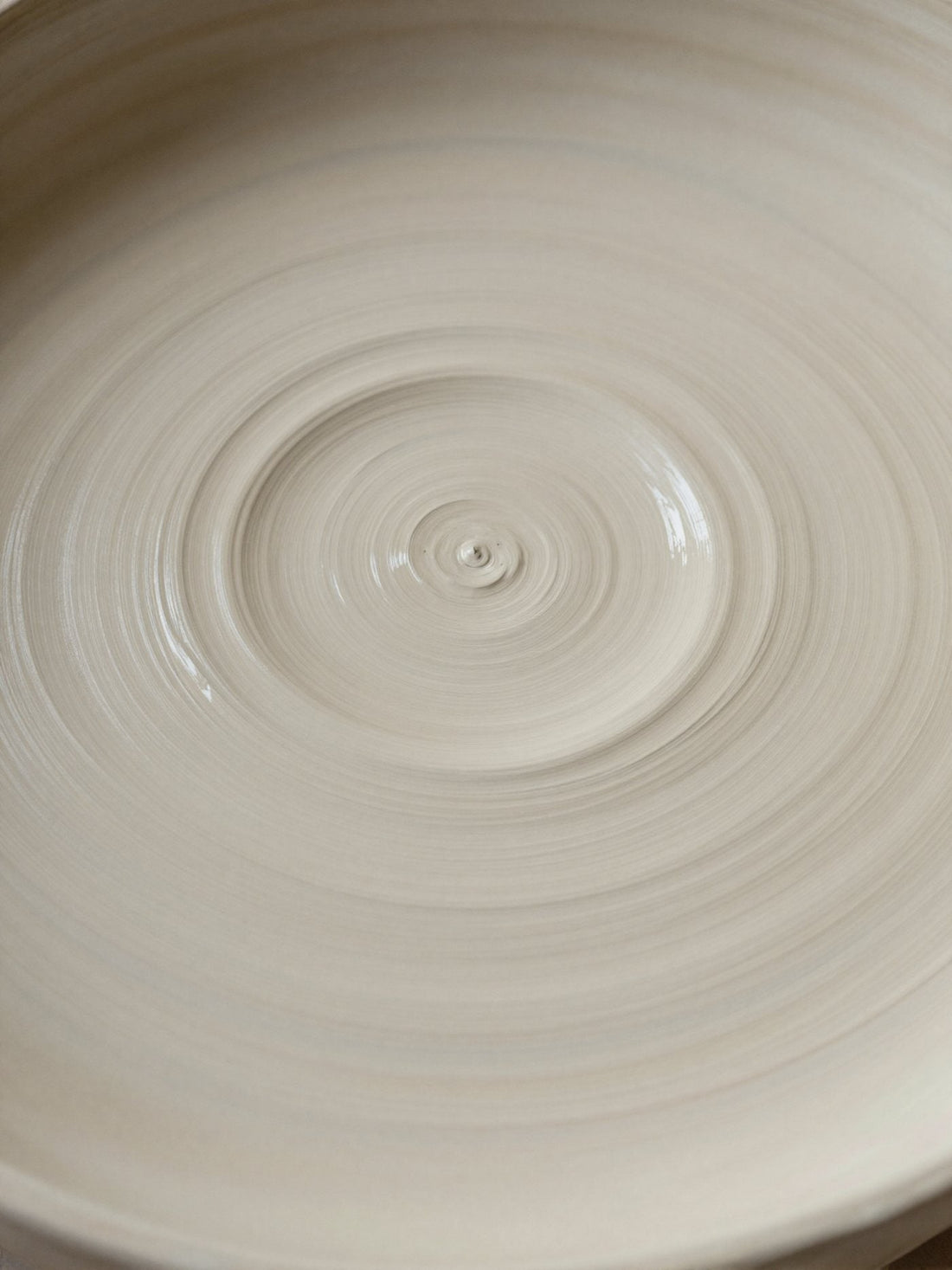 Macro de cerâmica crua sem esmalte, superfície porosa.