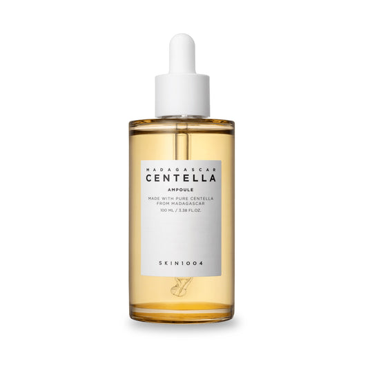 Frasco de vidro âmbar da ampola SKIN1004 com conta-gotas branco, fundo branco, rótulo legível.
