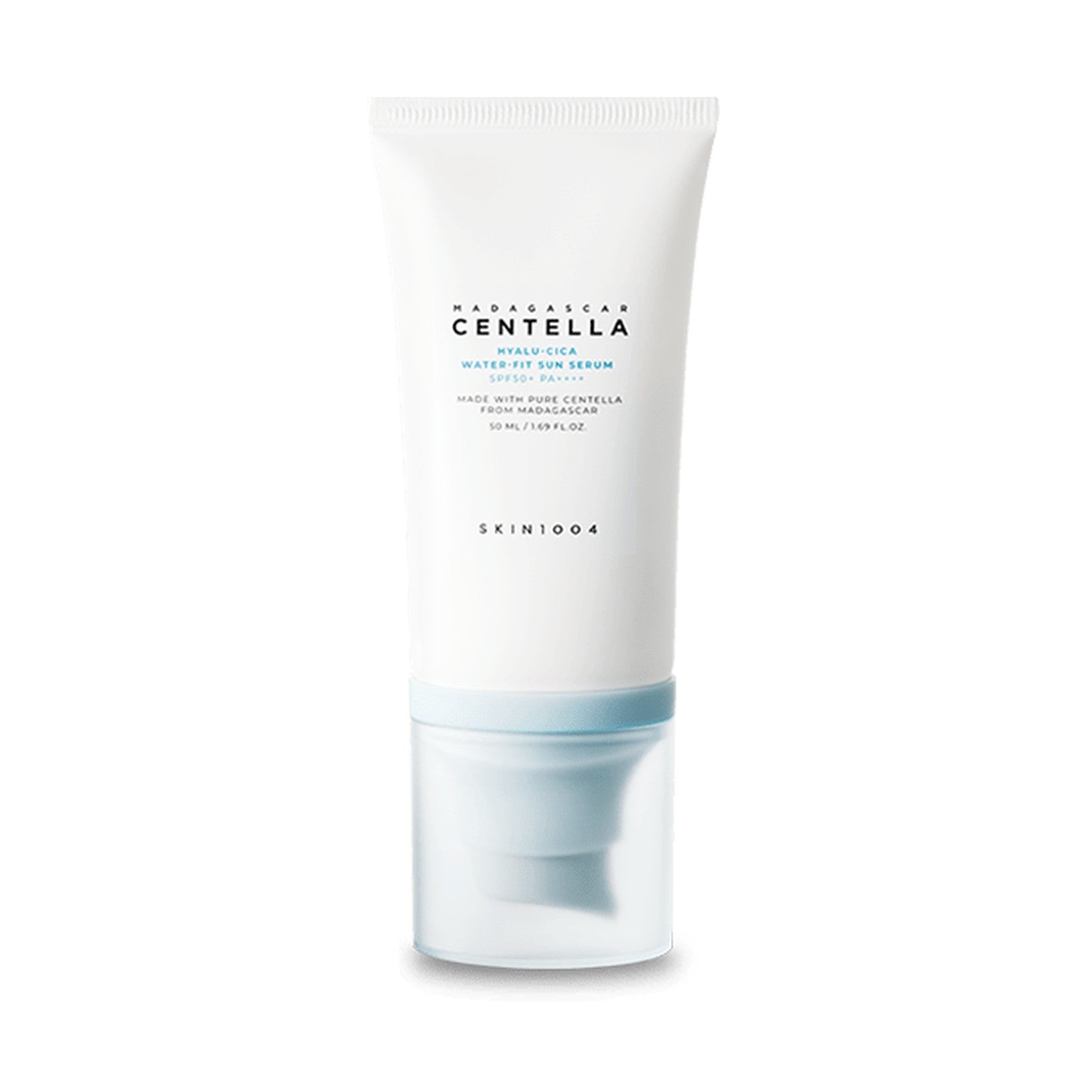 Bisnaga branca do protetor solar em sérum SKIN1004, tampa azul-clara, fundo branco, rótulo frontal legível.