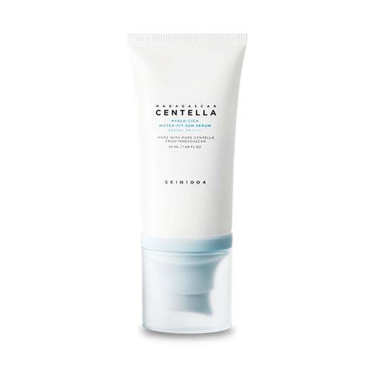 Bisnaga branca do protetor solar em sérum SKIN1004, tampa azul-clara, fundo branco, rótulo frontal legível.