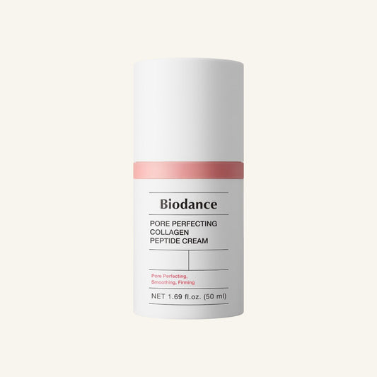 Frasco branco com faixa rosa do Biodance Pore Perfecting Collagen Peptide Cream de 50 ml, sobre fundo bege