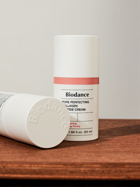 Duas unidades do frasco do creme Biodance sobre uma mesa de madeira