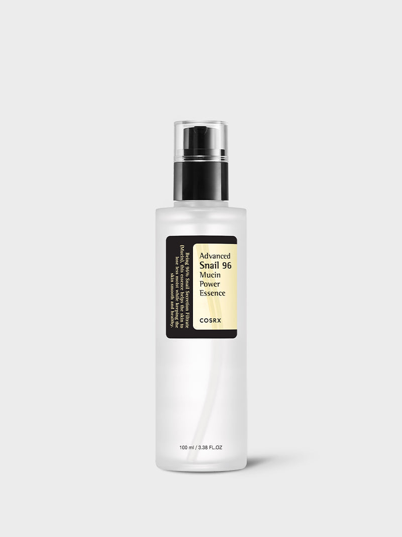 Frasco com valvula pump da essencia COSRX Advanced Snail 96 Mucin Power Essence de 100 ml, sobre fundo cinza claro
