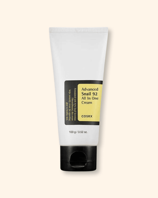Bisnaga branca do creme COSRX Advanced Snail 92 All In One Cream de 100 g, sobre fundo bege