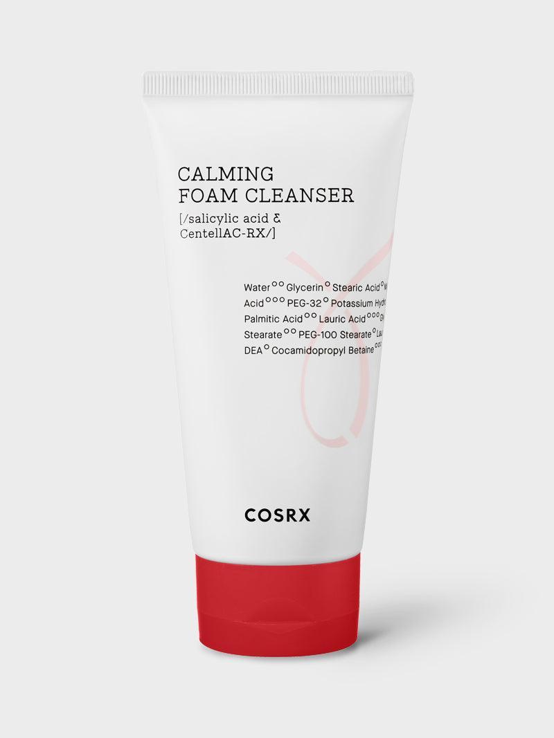 Bisnaga branca com tampa vermelha do sabonete facial em espuma COSRX da linha AC Collection, sobre fundo cinza