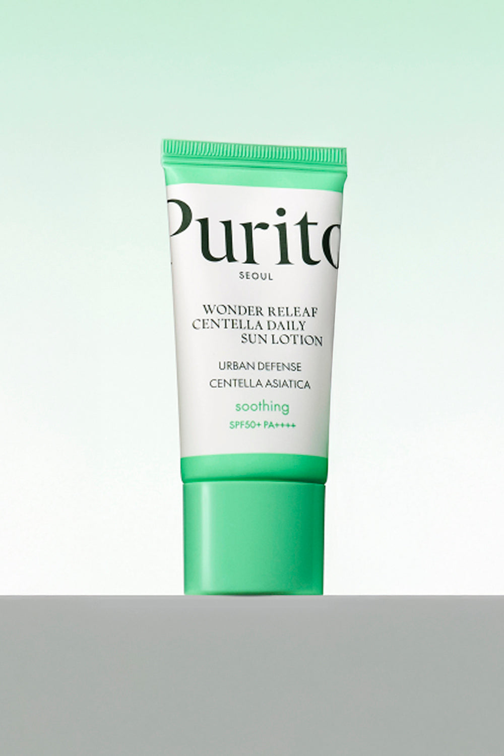 Miniatura da bisnaga Purito Wonder Releaf Centella Daily Sun Lotion FPS 50+ PA++++, sobre fundo verde claro
