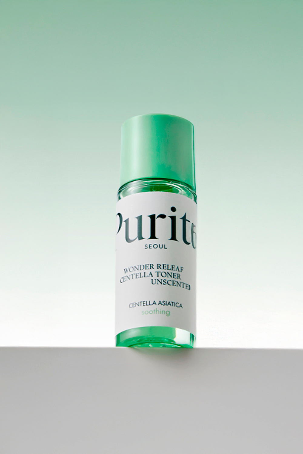 Miniatura do frasco Purito Wonder Releaf Centella Toner Unscented, sobre fundo verde claro
