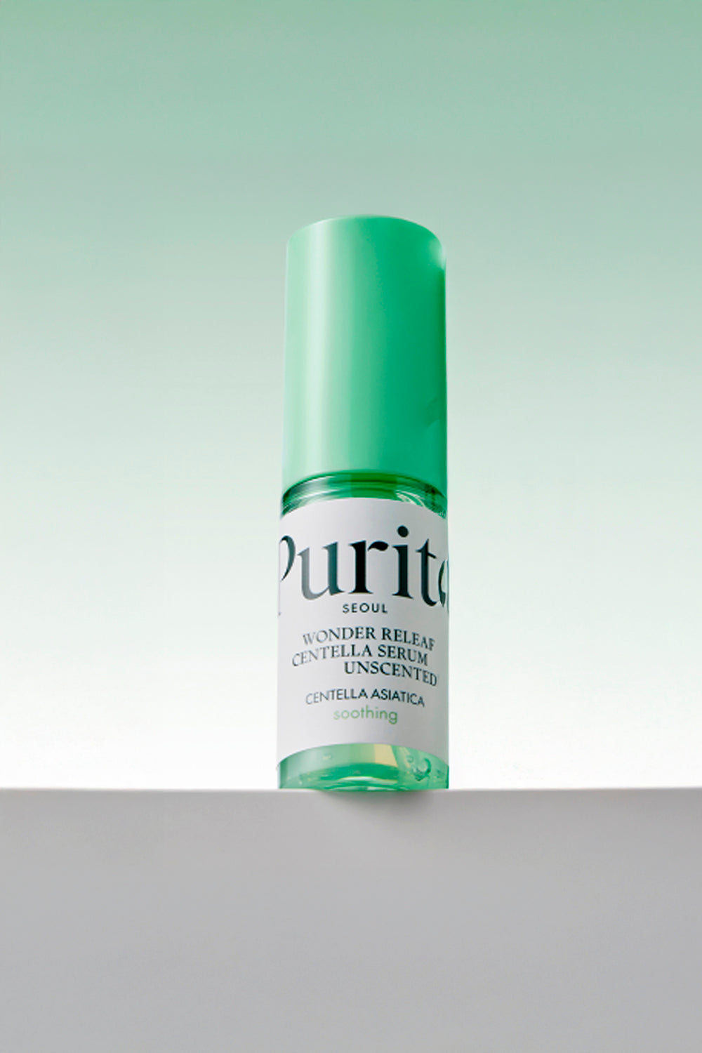 Miniatura do frasco Purito Wonder Releaf Centella Serum Unscented, sobre fundo verde claro