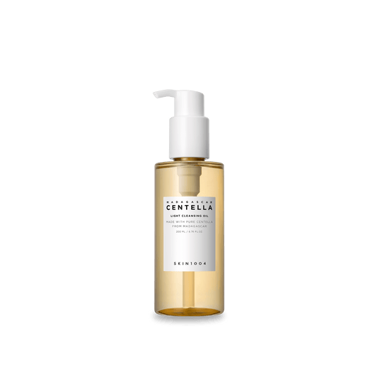 Frasco ambar com valvula pump do SKIN1004 Madagascar Centella Light Cleansing Oil de 200 ml, sobre fundo branco