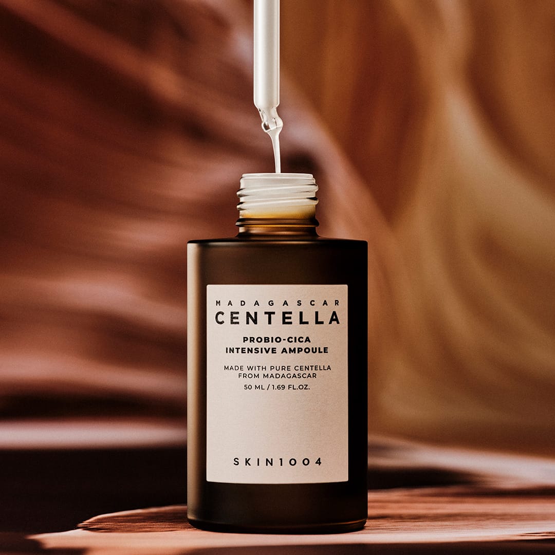 Frasco ambar da SKIN1004 Madagascar Centella Probio-Cica Intensive Ampoule de 50 ml com o conta-gotas suspenso acima