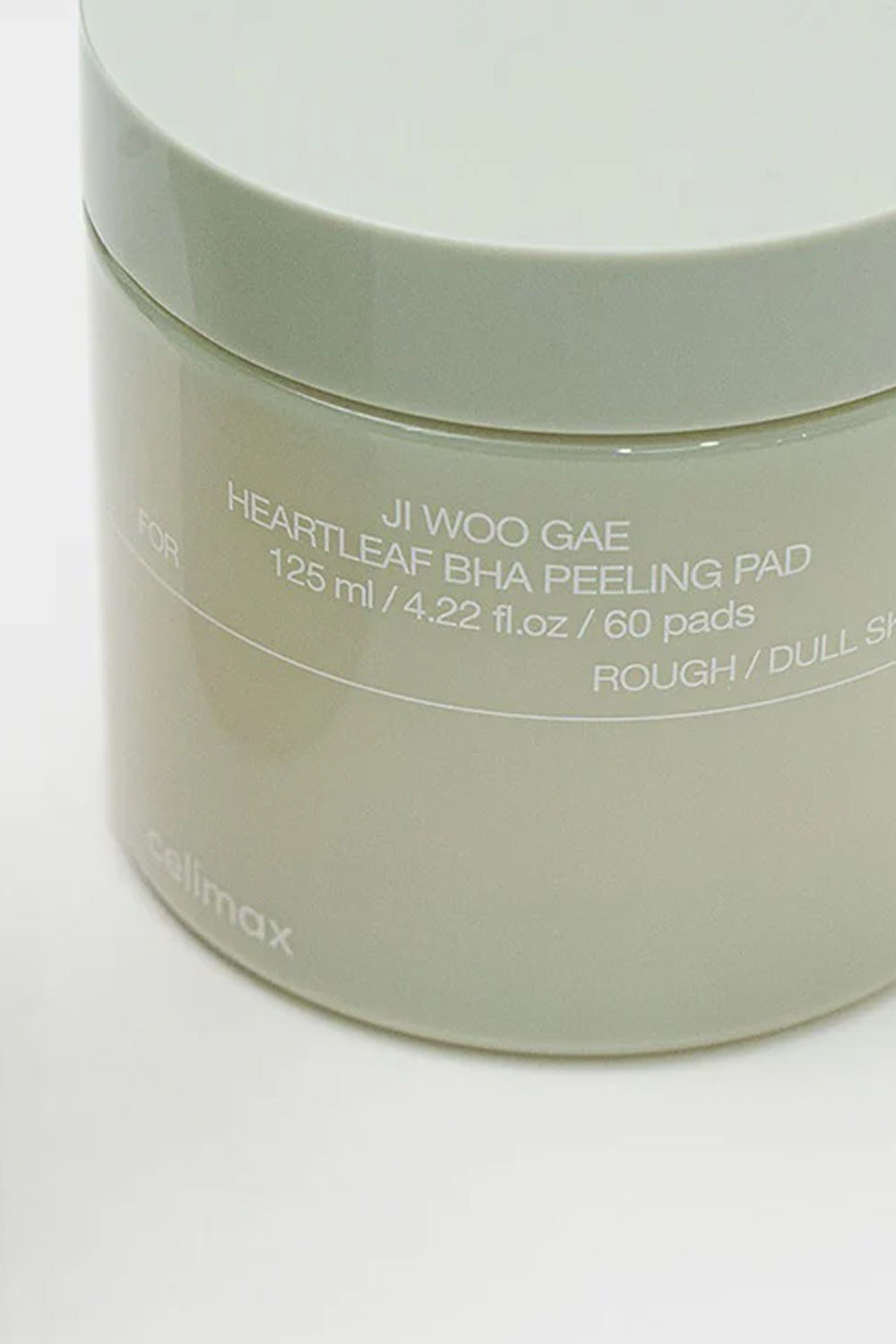 Close do rotulo do pote verde do Celimax Ji Woo Gae Heartleaf BHA Peeling Pad.